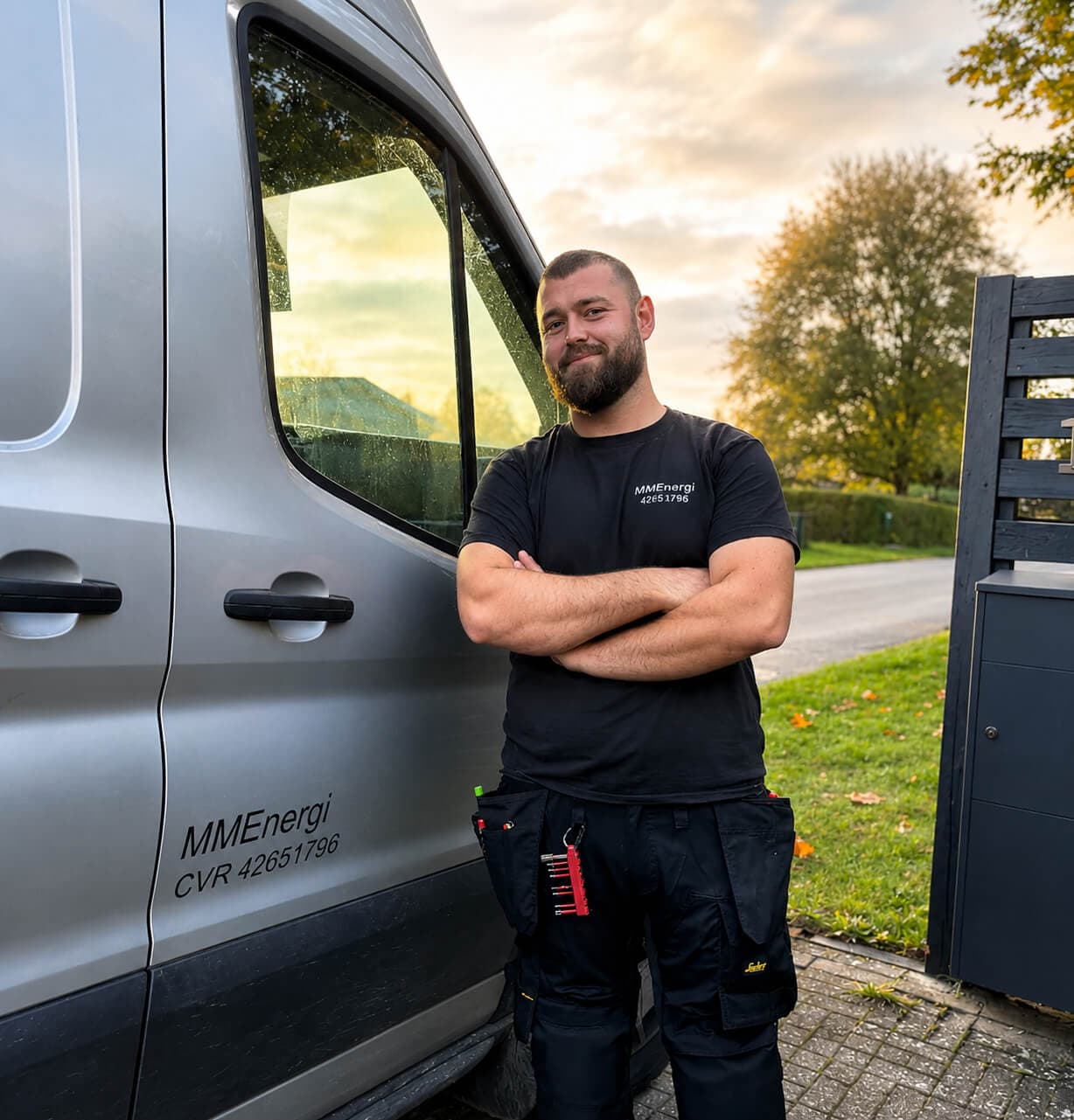VVS-installatør fra MM Energi ved firmabilen