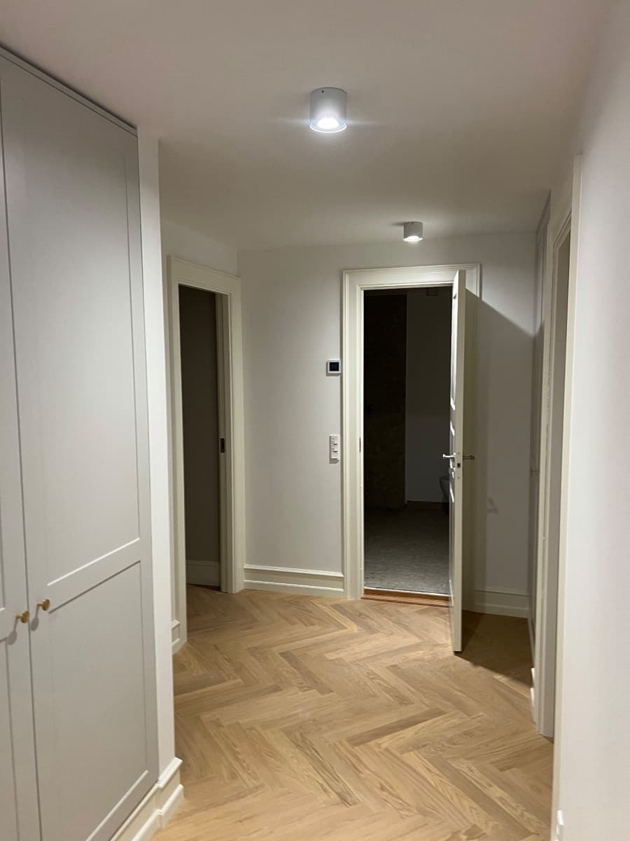 Entré med loftspots og sildebensgulv, el udført af Absalon El-Teknik ApS
