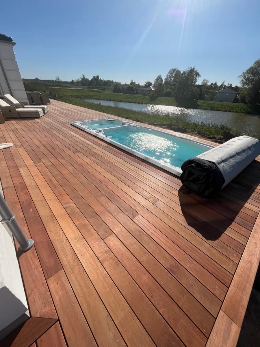 Ny træterrasse omkring pool ved vandet, udført af Tømrer Lejre ApS